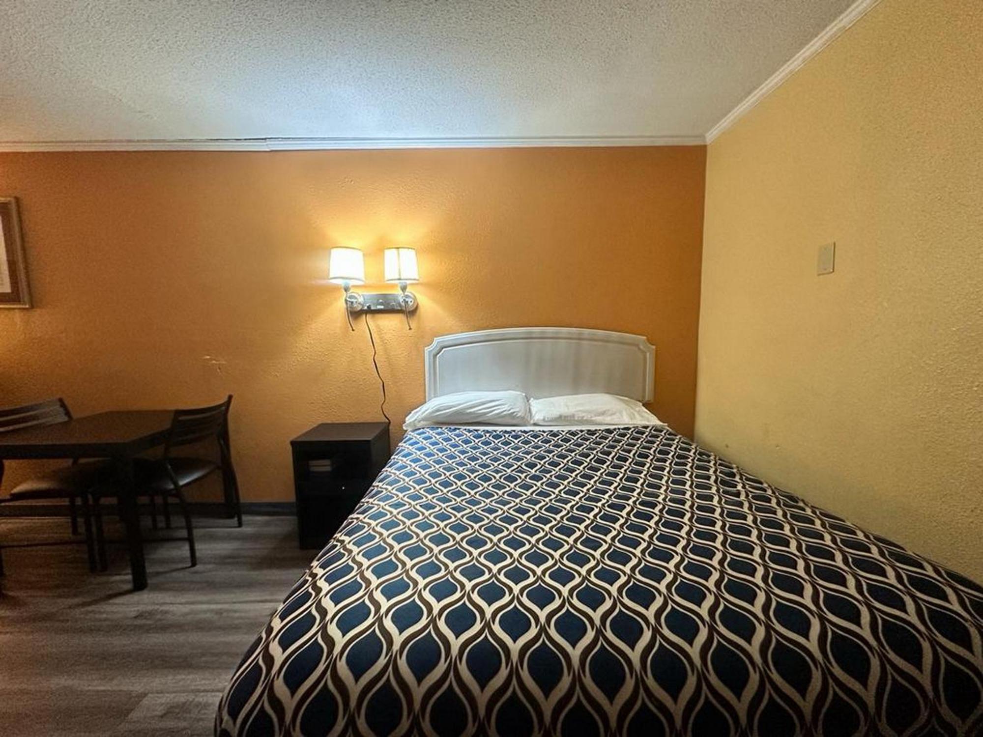 Loyalty Inn Рокингем Экстерьер фото