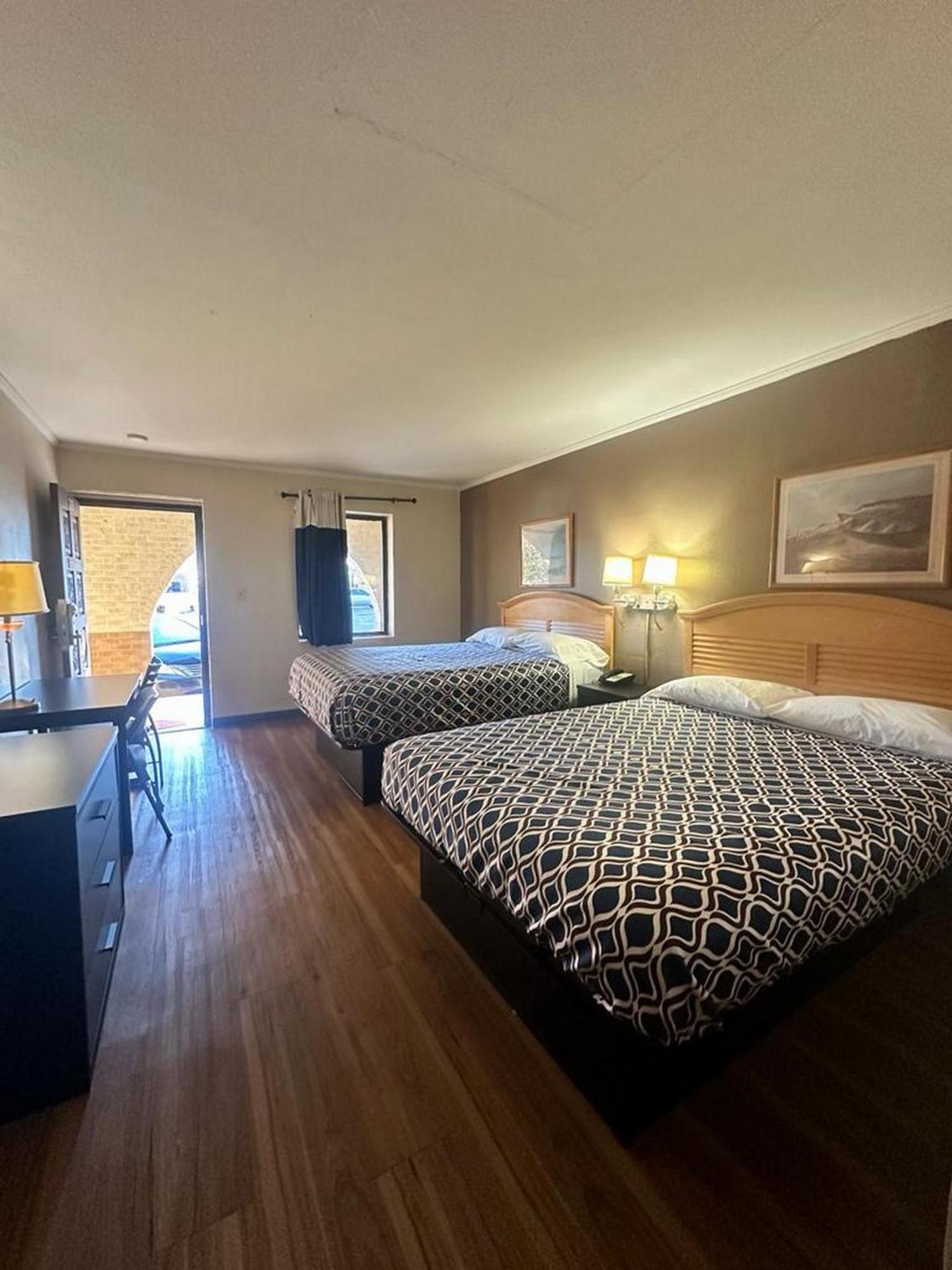 Loyalty Inn Рокингем Экстерьер фото