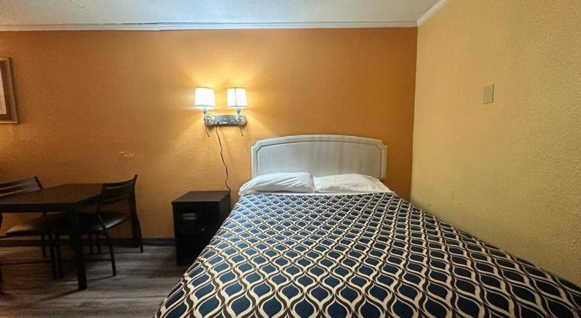 Loyalty Inn Рокингем Экстерьер фото