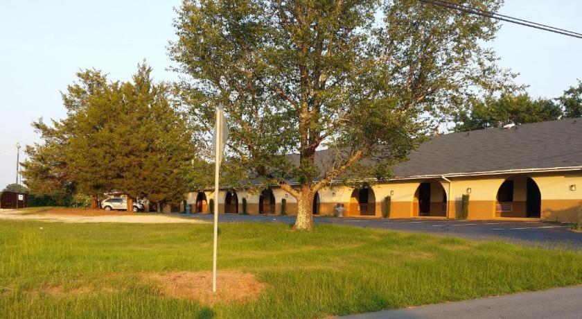 Loyalty Inn Рокингем Экстерьер фото