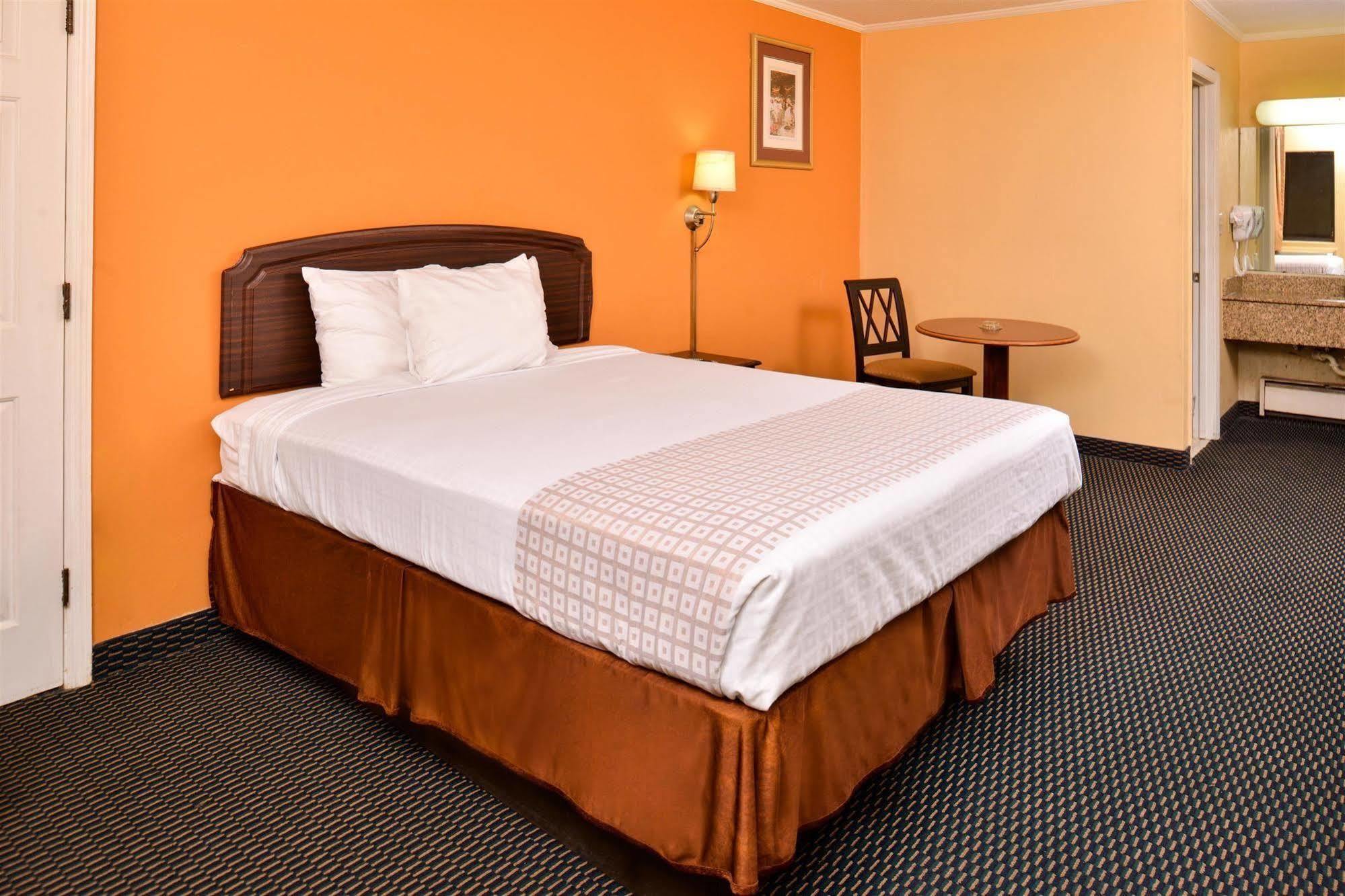 Loyalty Inn Рокингем Экстерьер фото
