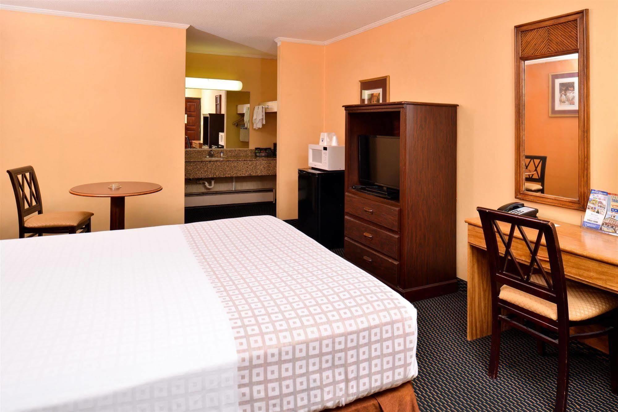 Loyalty Inn Рокингем Экстерьер фото