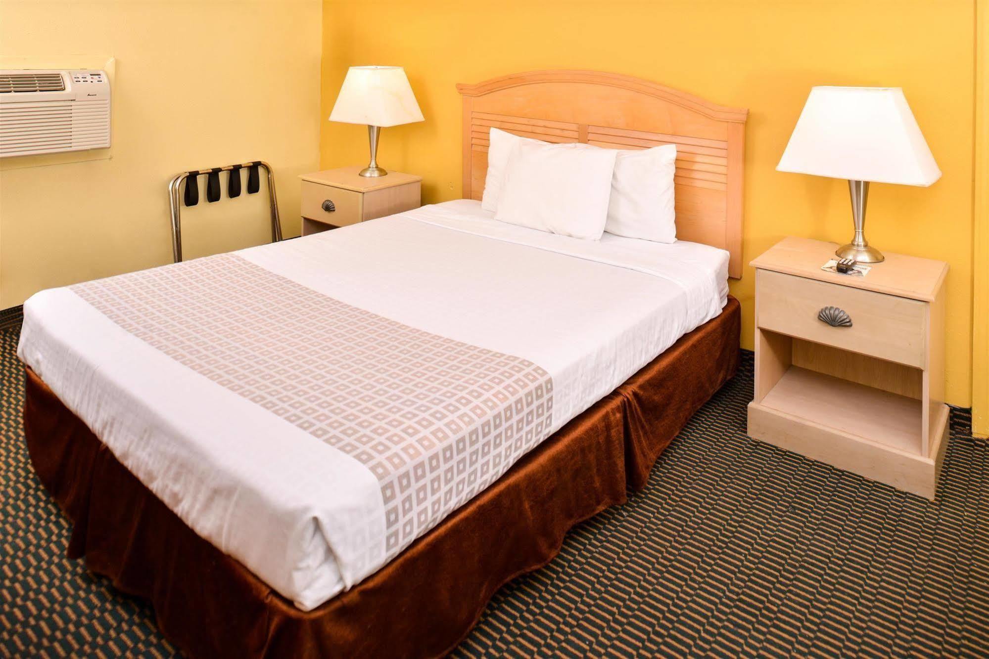 Loyalty Inn Рокингем Экстерьер фото