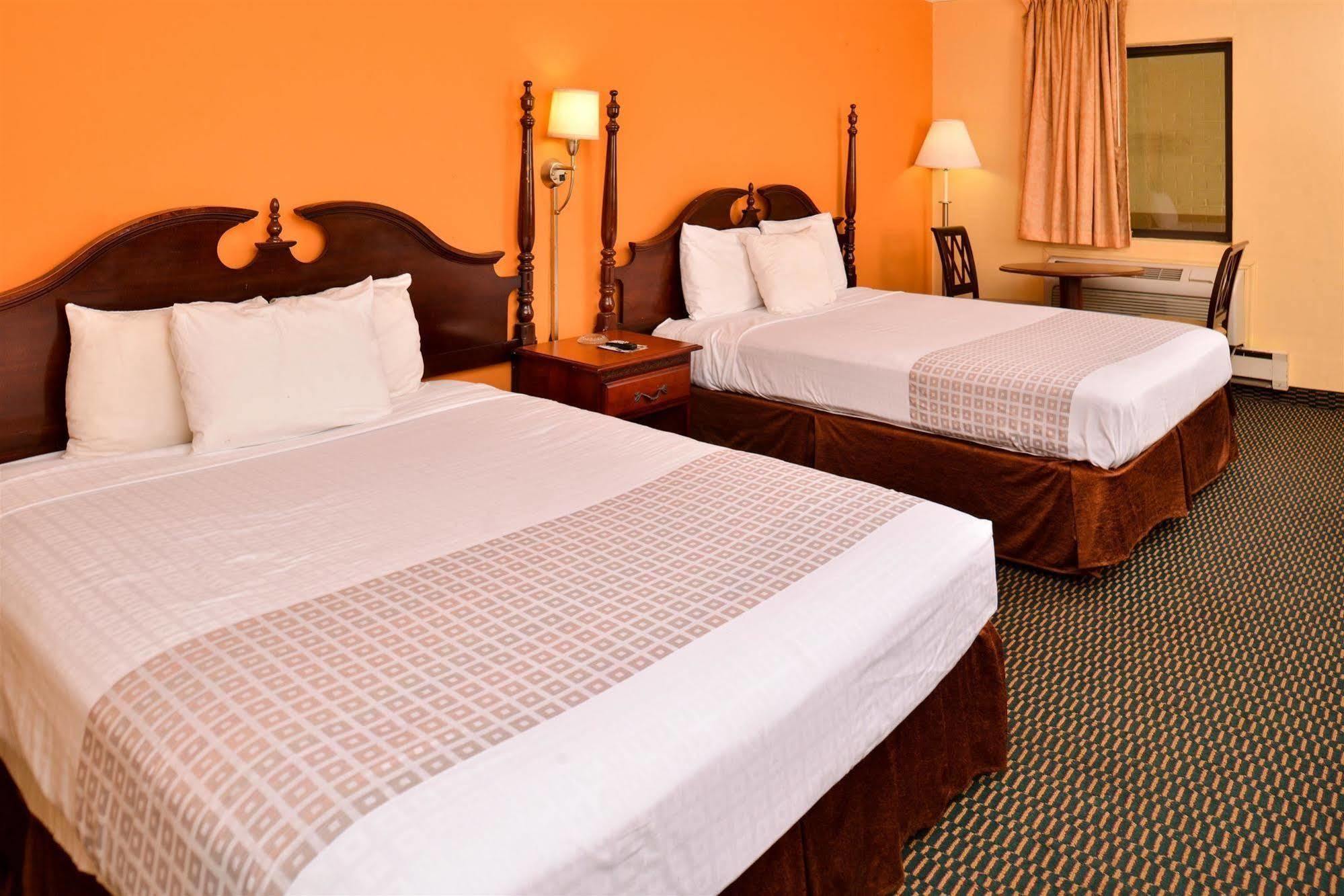 Loyalty Inn Рокингем Экстерьер фото
